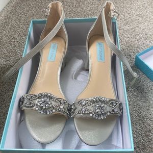 NEVER WORN Blue by Betsy Johnson Silver Mel Heels (wide width)